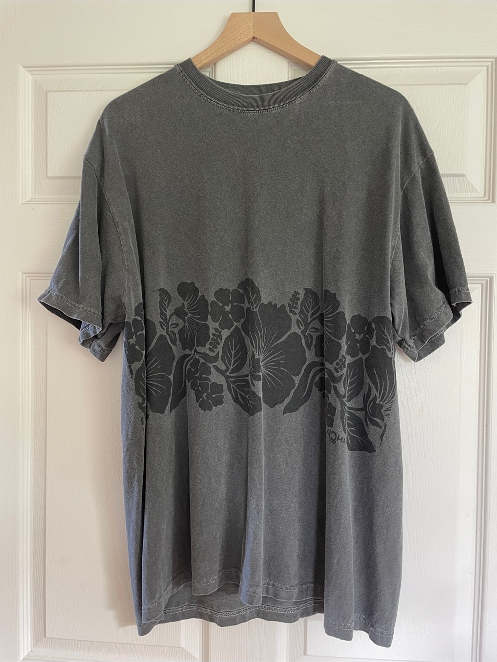 ALOHA COLLECTION Charcoal Gray Floral Band Short Sleeve Tee